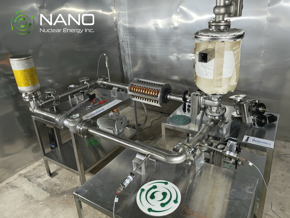 图 3 – ALIP(位于图像中心)在纽约州威斯特彻斯特县示范设施的 NANO 核能定制热室内组装。