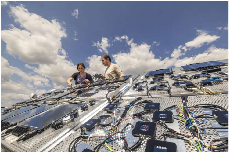 该团队在HZB一栋研究大楼的屋顶上设立了一个独特的测量站，用于研究真实天气条件下的不同太阳能电池，包括标准钙钛矿太阳能电池。图片来源：HZB/Industriefotografie Steinbach