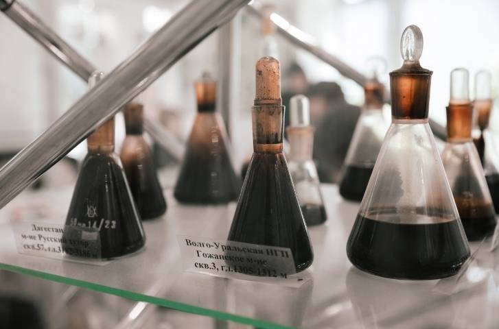 来自不同矿床的石油样品。由此获得的焦油和沥青的特性取决于初始原料。/©古布金大学新闻中心