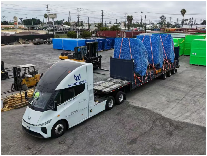(图:苇渡Windrose纯电重卡在美国洛杉矶长滩港口为首批该品牌KD件提供运输)