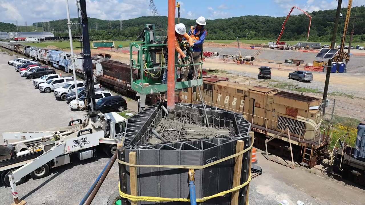 这些3D打印的模板(内部浇注混凝土)用于为Kairos Power的Hermes低功率演示反应堆建造辐射屏蔽柱。(ORNL视频截图)