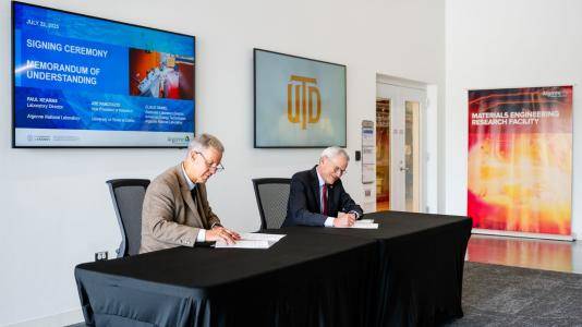 德克萨斯大学达拉斯分校研究与创新副总裁 Joseph J. Pancrazio(左座)和阿贡国家实验室主任 Paul Kearns(右座)签署谅解备忘录。(图片由阿贡国家实验室提供。)