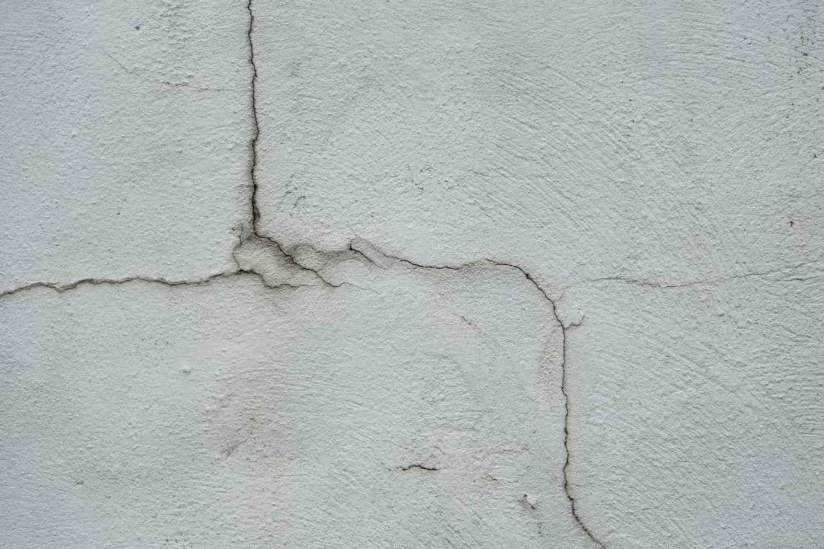 研究人员发现了一种方法,可以将生产环保建筑材料(水泥类似物)的能源成本降低 90% / Robert Zunikoff, Unsplash