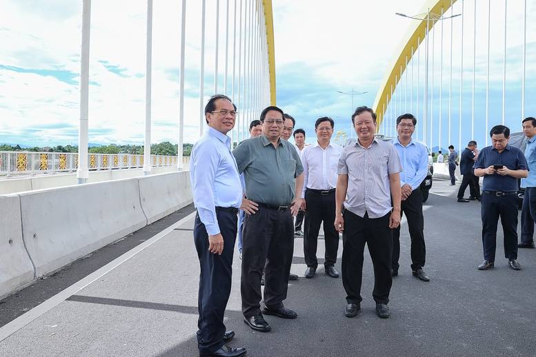 总理参观了顺化市横跨香江的第五座桥——阮黄桥。图片:Nhat Bac
