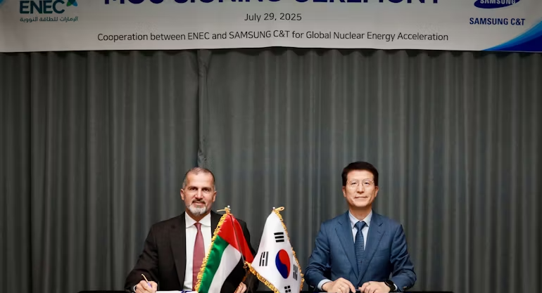 该协议由 Enec 董事总经理兼首席执行官 Mohamed Al Hammadi(左)和三星物产总裁兼首席执行官 Oh Sechul 签署。