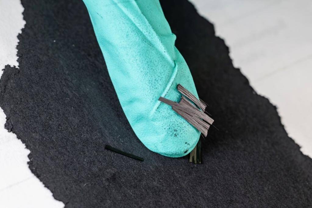 虽然这些碳纤维片段的长度仅及指尖，但却是目前电池薄膜中最长的，能够实现更快的电子传输。图片来源：卡洛斯&middot;琼斯/橡树岭国家实验室，美国能源部