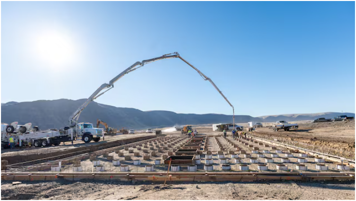 这张于 2025 年 7 月 14 日拍摄的照片是核聚变初创公司 Helion 在美国华盛顿州马拉加建造的第一座发电厂的施工现场。Helion Energy/路透社