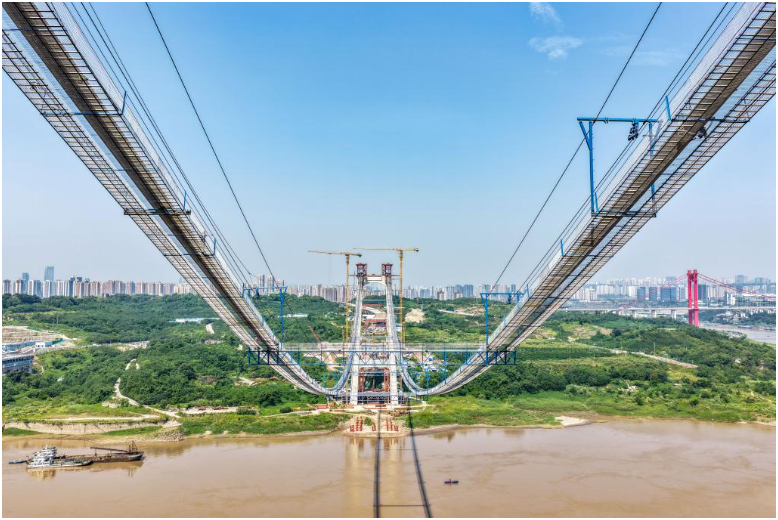 这是7月30日拍摄的重庆黄桷沱长江大桥主缆架设作业现场(无人机照片)。新华社记者 唐奕 摄