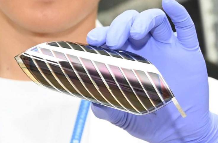 高效、高耐久的钙钛矿太阳能电池,即使在高湿度环境下也能保持稳定。该电池外观轻薄且具有柔韧性