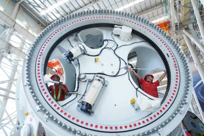 图为工人正在检测金风科技秦皇岛总装基地下线的机舱叶轮 王继军 摄