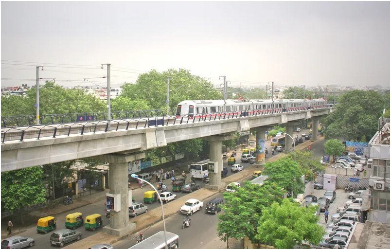 度交通拥堵严重的首都德里的新交通基础设施工程将有助于提高交通流量并减少出行时间——图片由 © Digitalfestival| Dreamstime.com 提供