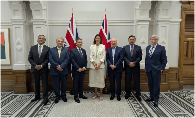 图片:从左到右 - Ibrahim Mohamed,商业贸易部;Simon Mandeville 博士,Chinook Hydrogen;Rifat Chalabi 博士,Chinook Hydrogen;投资部长 Baroness Gustafsson;Martin Whiteley,泰晤士自由港;Tarik Alhaidary,氢能生态系统开发合作伙伴;Harry Perry,Chinook Hydrogen – 图片来源:Chinook Hydrogen