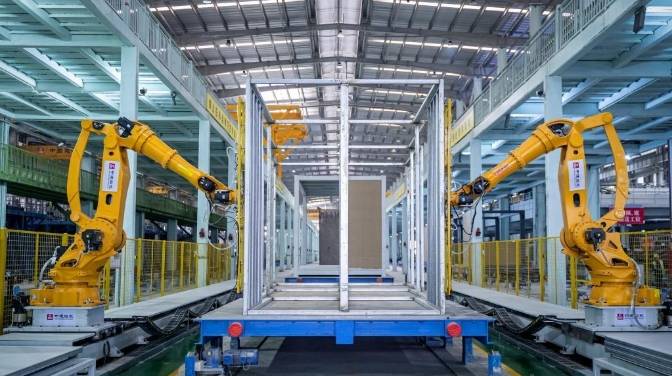 房屋智造工厂里正在作业的机器人