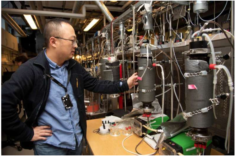 NIBIO研究员陆锋与NIBIO和NMBU的同事合作,成功利用基于生物膜的工艺生产纯度超过96%的生物甲烷。图片来源:John Olav Oldertrøen