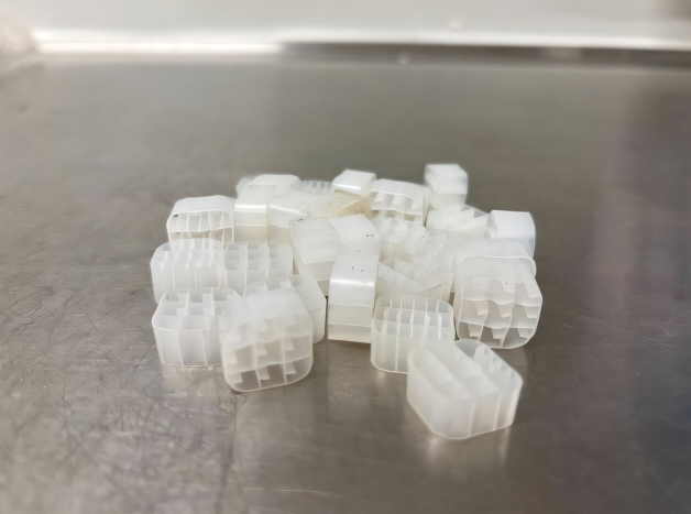 生物水技术公司生产的小型塑料片被称为生物膜载体,广泛应用于水和废水处理系统。它们为有益细菌的生长和有效发挥作用提供了一个表面。图片来源:陆锋