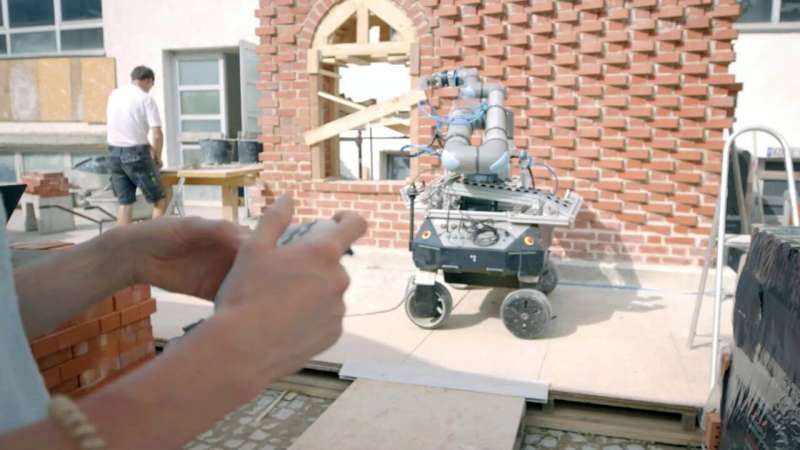 在慕尼黑-埃伯斯贝格建筑协会举办的研讨会上，机器人参与建造气候优化墙体。图片来源：慕尼黑工业大学