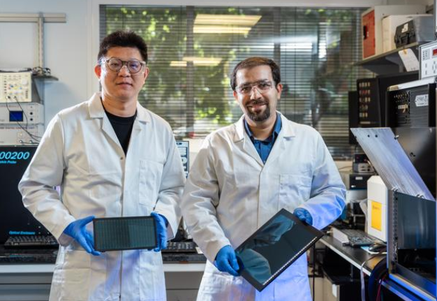 研究团队展示新型太阳能电池板。图片来源：英国伦敦大学学院