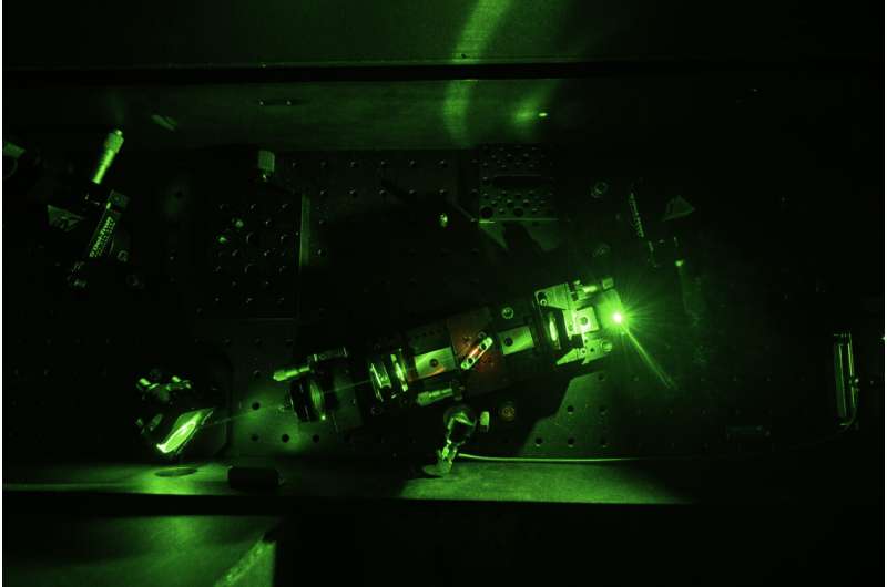 脉冲精度：郭春雷利用激光产生超快激光脉冲，将纳米结构蚀刻到金属表面，从而制造出高效的STEG。图片来源：罗切斯特大学/J. Adam Fenster