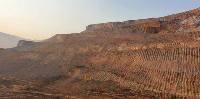 图为迪兹瓦主矿床南边坡削坡减载区域