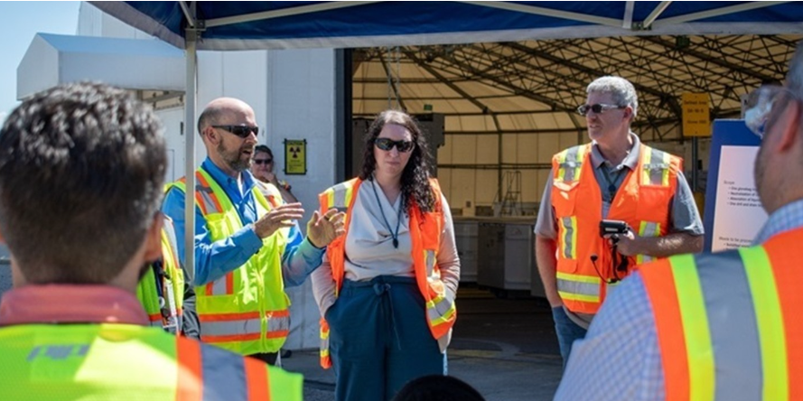 N3B 洛斯阿拉莫斯总裁布拉德·史密斯(左)与 DNFSB 参观团成员交谈