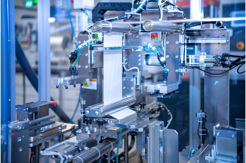 MEET电池研究中心的实验室正在探索电极的干法加工及其回收利用。图片来源:密苏里大学