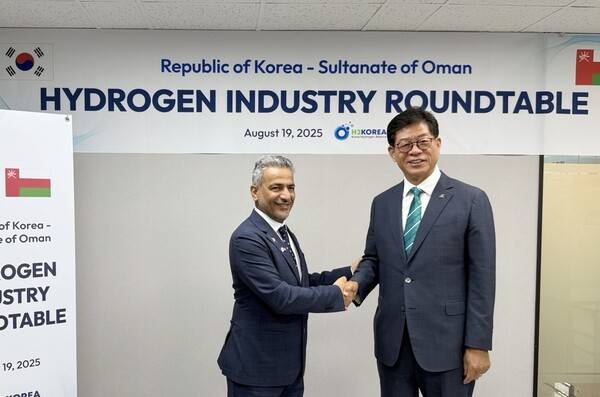 韩国氢能协会会长金载弘(右)与阿曼能源矿产部副部长穆赫辛·哈马德·哈德拉米(左)会谈后合影留念