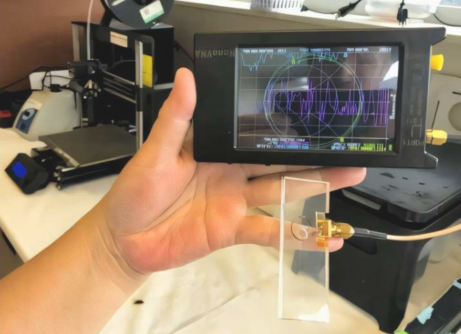 研究人员将矢量网络分析仪 (VNA) 与小型传感器配对，打造出一款能够快速检测水中大肠杆菌的手持设备
