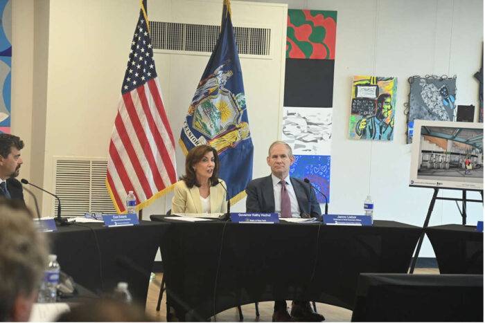 2025年8月18日星期一,州长凯西·霍楚尔与MTA主席兼首席执行官詹诺·利伯一同出席在亚当·克莱顿·鲍威尔二世州办公大楼举行的MTA董事会特别会议。董事会投票批准了第二大道地铁二期工程的建设合同,该工程将延伸至东哈莱姆区。(图片:Marc A. Hermann / MTA)