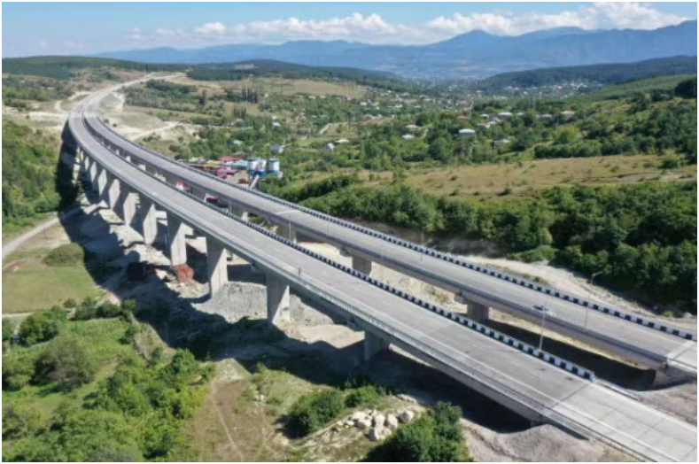 ▲&nbsp;图为无人机拍摄的F0标段公路实景。（图片由项目承建方提供）