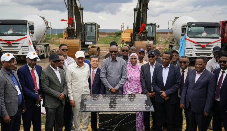8月19日,中国企业承建的埃塞俄比亚米埃索至德雷达瓦高速公路项目在埃塞第二大城市德雷达瓦举行开工仪式,众多嘉宾出席。新华社记者 韩旭 摄