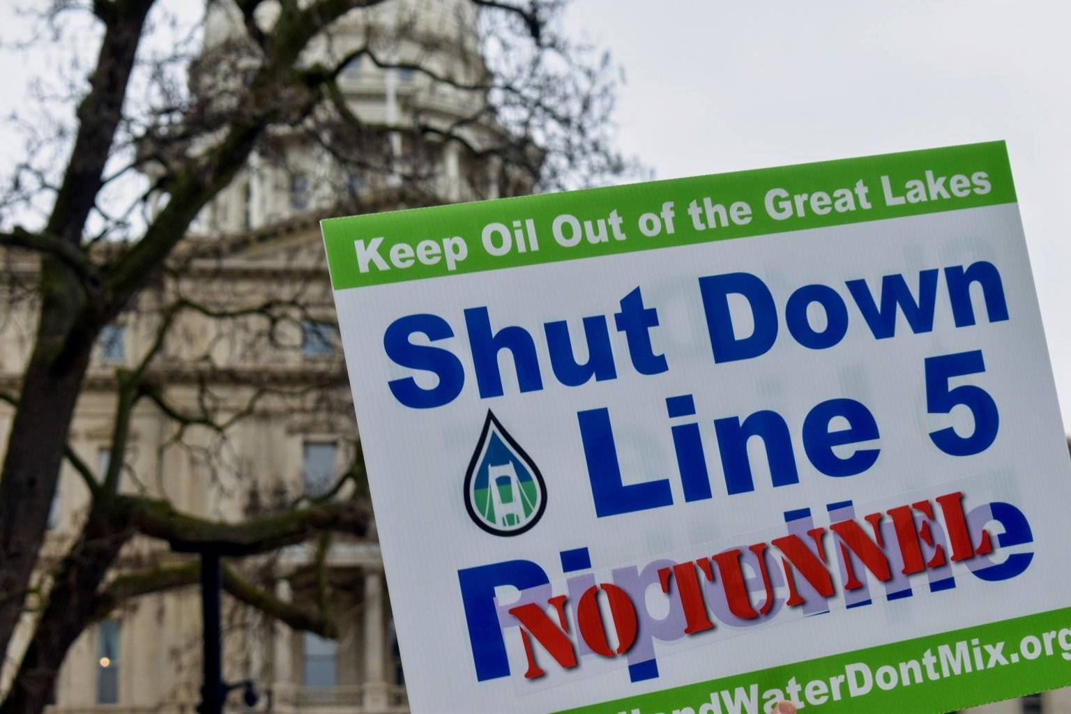 密歇根州议会大厦前的&ldquo;关闭5号线&mdash;&mdash;禁止隧道&rdquo;标志。| Laina G. Stebbins