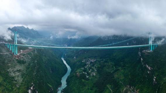 这是8月21日拍摄的贵州花江峡谷大桥（无人机全景照片）。新华社记者 杨文斌 摄