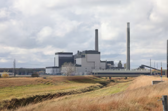 2024 年 11 月 3 日，美国爱荷华州一座燃煤电厂的全景。