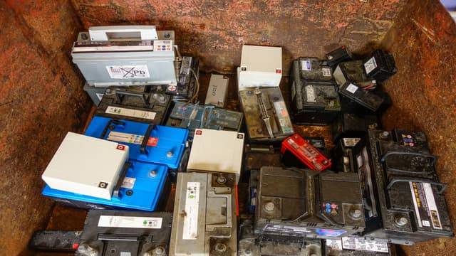 回收站里的旧充电电池。 Schon/Getty Images