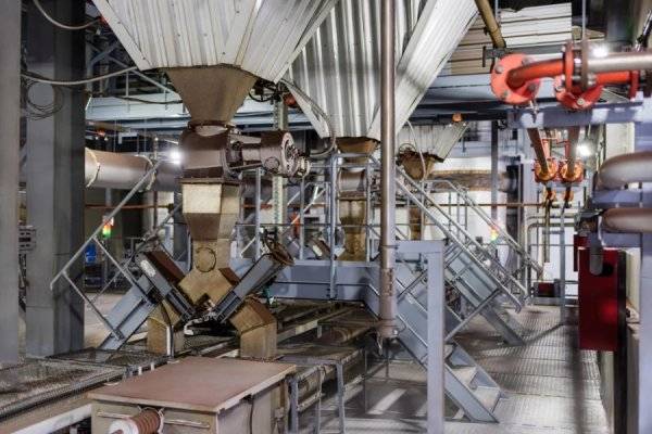 该系统基于俄罗斯制造的静电除尘器,在科拉工厂精炼车间的集尘部门运行。 照片:“诺里尔斯克镍业”。