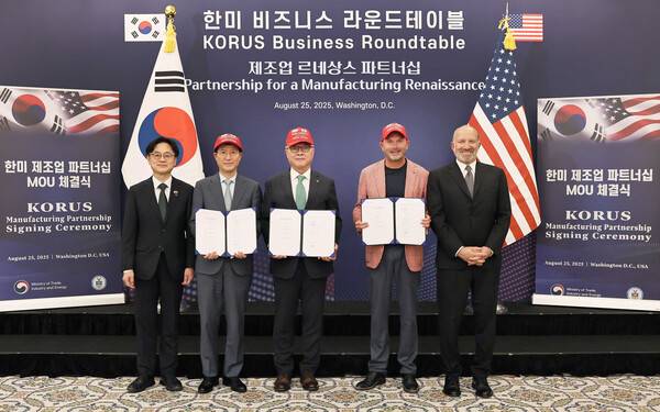 韩国水电原子力公司(KHNP)于25日(当地时间)在美国华盛顿特区与美国私营能源公司费米美国(Fermi America)及三星物产株式会社(Samsung C&T Corporation)签署了业务协议,将共同建设尖端能源综合体。图为产业通商资源部长官金正宽、三星物产社长吴世哲、韩国水电原子力公司社长黄柱昊、费米美国首席执行官托比·诺伊格鲍尔(Toby Neugebauer)以及美国商务部长霍华德·卢特尼克(Howard Lutnick)