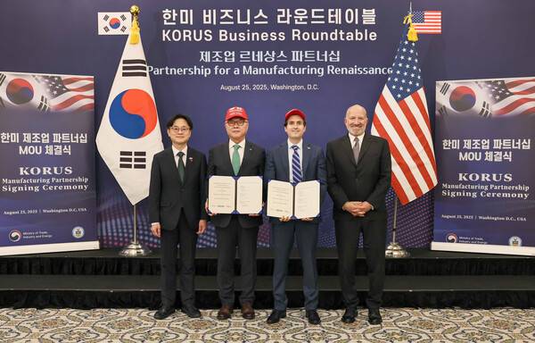 韩国水电原子能公司25日（当地时间）在美国华盛顿与美国核燃料及服务供应商Centrus能源公司签署了铀浓缩投资合作谅解备忘录（MOU）及扩大浓缩铀供应合同。照片中，（从左至右）产业通商资源部长官金正宽、韩国水电原子能公司社长黄柱昊、Centrus能源公司首席执行官阿米尔&middot;韦克斯勒、美国商务部长霍华德&middot;卢特尼克合影留念