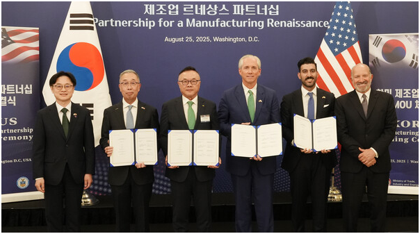 在美国华盛顿举行的“韩美商务圆桌会议”结束后,韩国产业通商资源部部长金正宽、斗山能源会长朴志源、韩国水电原子能社长黄柱昊、X-Energy公司首席执行官克莱·塞尔、AWS副总裁香农·凯洛格、美国商务部长霍华德·卢特尼克(从左至右)在SMR业务合作谅解备忘录签字仪式上合影留念