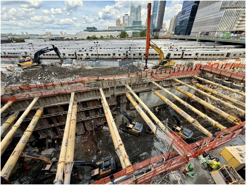 该项目纽约一侧哈德逊广场附近的挖掘工作仍在继续。照片:菲尔·奥布莱恩