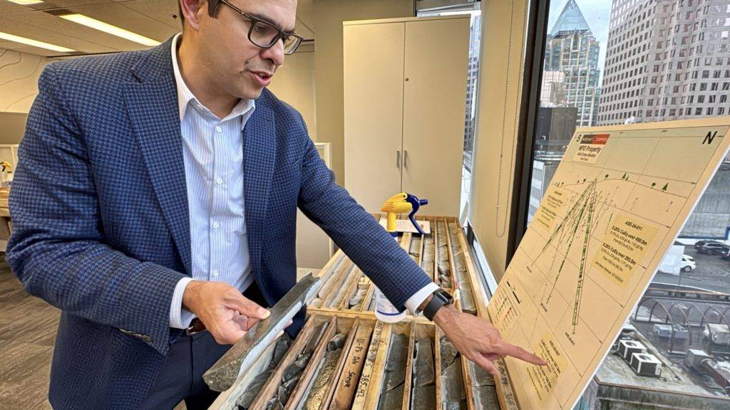 科迪亚克铜业公司董事长克里斯·泰勒在公司温哥华办公室举办的“岩芯研讨会”上,演示了MPD钻芯。图片来源:亨利·拉赞比