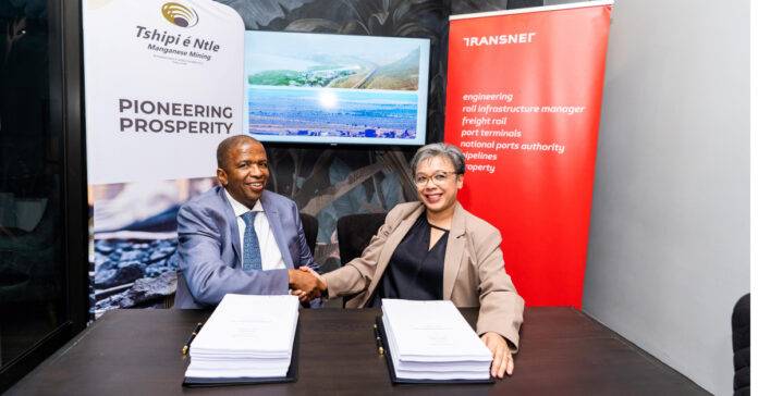 shipi &eacute; Ntle Manganese Mining 首席执行官 Ezekiel Lotlhare 先生与 Transnet Group 首席执行官 Adv Michelle Phillips 在 2025 年 9 月 2 日举行的协议签署仪式上合影。