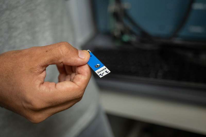 曾教授的实验室研发的传感器有助于保护人类健康和环境。图片来源：Yvonne Groner