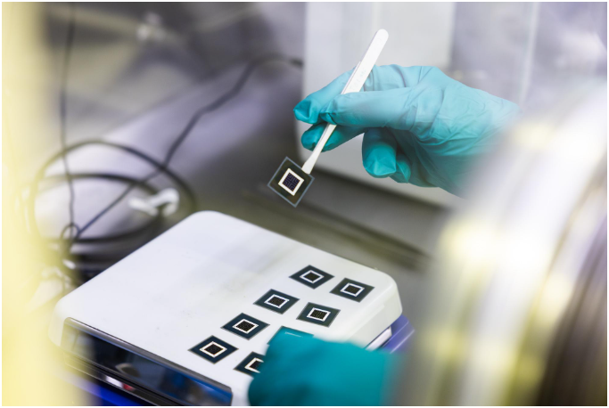研究人员制作的钙钛矿硅串联太阳能电池。图片来源:美国科学促进会优睿科网站