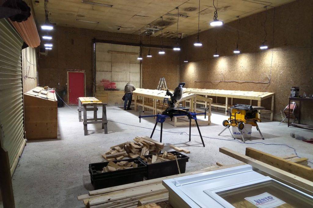 为丘吉尔秋季钻探和沟槽开挖计划做准备，当地切割设施和岩芯工作间正在准备中。图片：丘吉尔资源公司