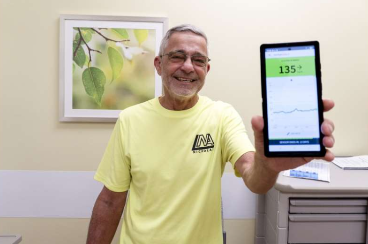 爱德华·“艾德”·奥古斯丁三世在爱荷华大学健康中心接受Lantidra胰岛移植手术后,在术后复诊中展示了他稳定的血糖水平