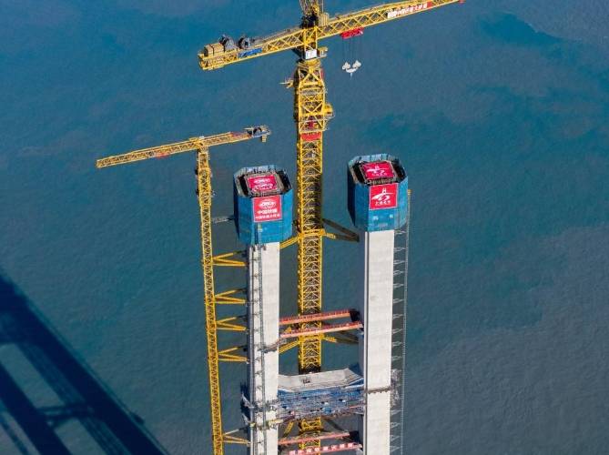 图为双屿门特大桥首个主塔封顶施工现场。（中国铁建大桥局供图）