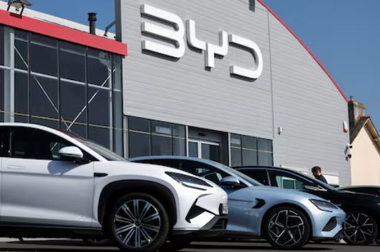 2025年3月27日,法国南特附近雷泽的一家经销店,展示比亚迪的标识