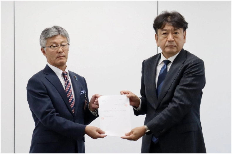 新潟县柏崎市市长樱井政弘(左)和东京电力公司控股公司总裁小早川智明周四在该市会面