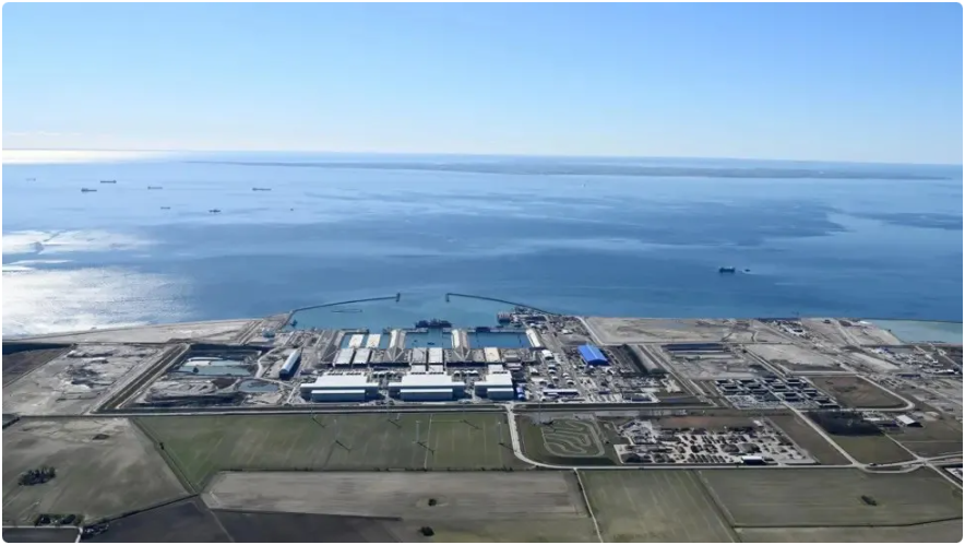 罗德比港的工作港口是生产隧道管节的地方,管节将从这里被拖到海上,定位在费马恩海峡底部的沟槽上方(图片由 Femern A/S 提供)