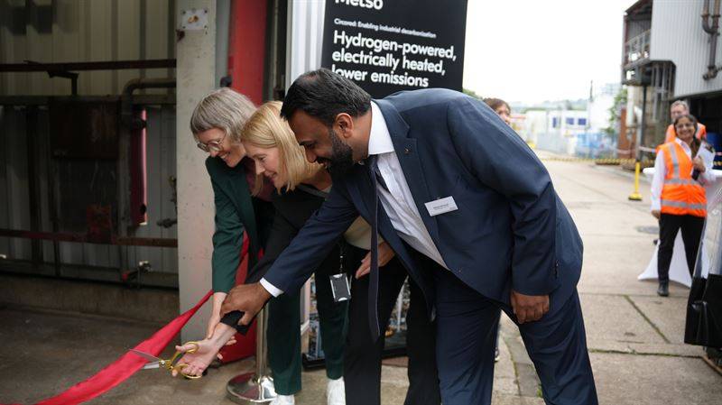 剪彩仪式。黑森州经济事务部的 Franziska Richter(左)、矿产部总裁 Piia Karhu 和黑色金属及传热设备部副总裁 Ahmad Attaul。